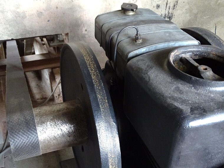 De riem links drijft de machines aan.