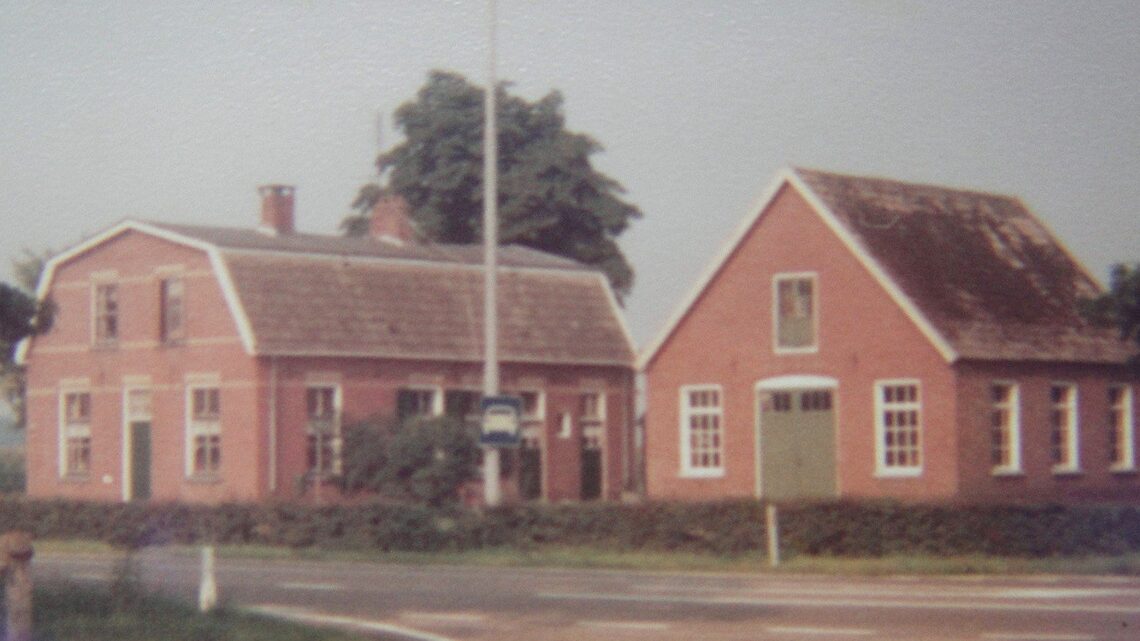 De woning met werkplaats,
zoals die na de brand werden gebouwd.
(foto uit de jaren zeventig)